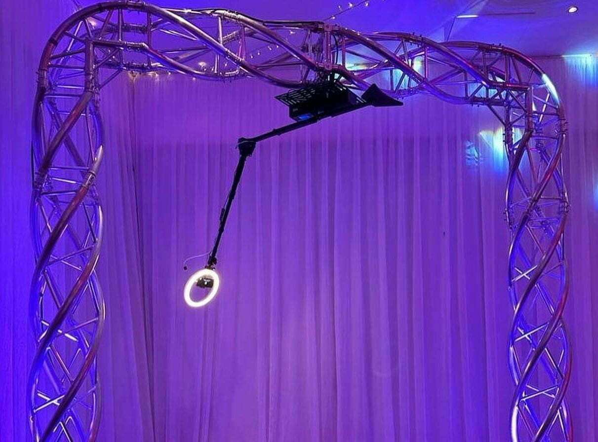 Overhead 360 video booth Esses